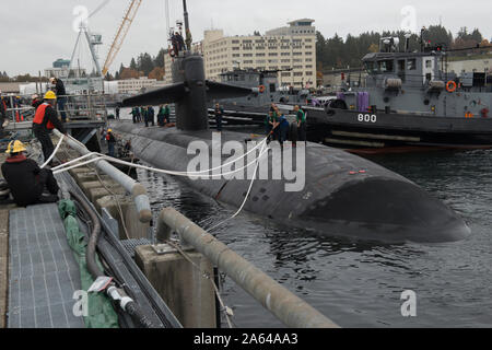 BREMERTON, Washington (Okt. 22, 2019) - die Los Angeles-Klasse schnell-Angriffs-U-Boot USS Louisville (SSN724), kommt im Marinestützpunkt Kitsap-Bremerton der Inaktivierung zu beginnen und Stilllegung. Louisville führte ihre endgültige Transit von Pearl Harbor, Hawaii, nach Bremerton, Washington, für die endgültige unterwegs und Homeport ändern. 1986 beauftragt, Louisville, seefahrtsgeschichte durch Brennen der ersten U-Booten startende Tomahawk Cruise missile im Krieg während der Operation Desert Shield und Desert Storm. (U.S. Marine Foto von LT Mack Jamieson/Freigegeben) Stockfoto