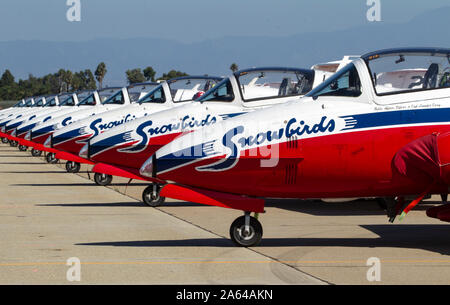 Canadair CT-114 Tutor Jets der Royal Canadian Air Force Snowbirds demonstration Team befinden sich auf der Rampe der Los Alamitos Army Airfield, Okt. 3, 2019 geparkt, an Joint Forces, Los Alamitos, Kalifornien, der großen pazifischen Airshow in der Nähe von Huntington Beach zu unterstützen. Die Basisstation dient als Sammelpunkt für militärische Demonstration Teams und das Bodenpersonal in die Show. (U.S. Air National Guard Foto: Staff Sgt. Crystal Housman) Stockfoto