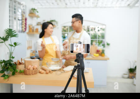 Paar Teig zusammen, Backen und Kochen Konzept rustikalen Stil Foto für Cook Buch und Kochen blog Stockfoto