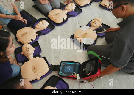 BANGKOK, THAILAND - OKTOBER 6, 2019: Ein Teil der Teilnehmer, Teilnehmer der HLW Erste Hilfe Training Kurs mit Hilfe der Handpumpe auf der Brust der Dummy für primäre s Stockfoto