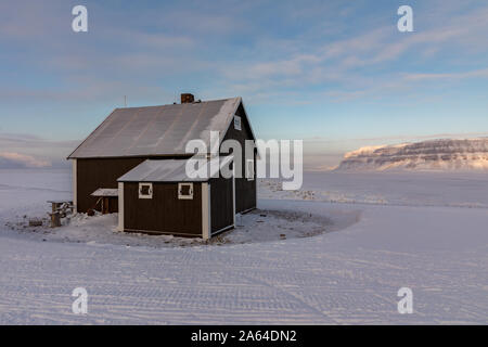 Villa Fredheim, der berühmten Kabine in Tempelfjorden, Svalbard. Stockfoto