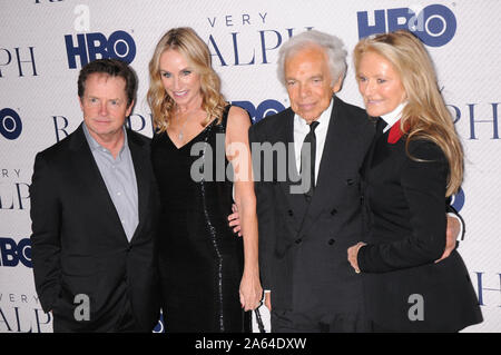 New York, Vereinigte Staaten. 23 Okt, 2019. (L-R), Michael J., Tracy Pollan, Ralph Lauren und Ricky Lauren teilnehmen (s) die sehr RALPH Film Premiere auf der Metropolitan Museum der Kunst in New York City statt. Credit: SOPA Images Limited/Alamy leben Nachrichten Stockfoto