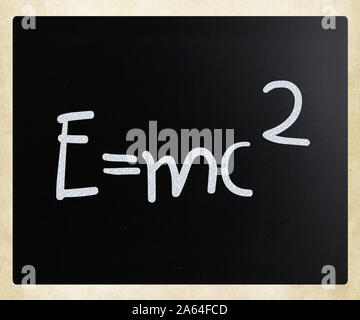 E = mc2 handschriftlich mit weißer Kreide auf einer Tafel Stockfoto