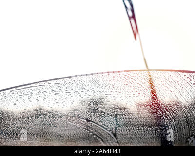 Windschutzscheibe waschen Hintergrund. Unterschied zwischen sauberen und schmutzigen mit Wassertropfen auf dem Fenster Glas Oberfläche. Stockfoto