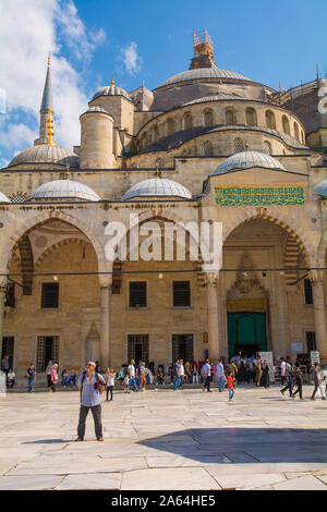 Istanbul, Türkei - 5 September 2019. Besucher außerhalb der historischen Sultan Ahmet Moschee aus dem 17. Jahrhundert, auch als die Blaue Moschee bekannt Stockfoto