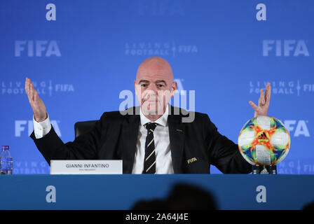 Shanghai, China. 24 Okt, 2019. FIFA-Präsident Gianni Infantino spricht auf einer Pressekonferenz während der Fußball-Verband Rat in Shanghai, China, Okt. 24, 2019. Die FIFA hat die erste Ausgabe seines erweiterten 24-team Club-WM nach China vergeben. Credit: Ding Ting/Xinhua/Alamy leben Nachrichten Stockfoto