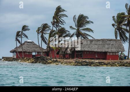 Urige Hütten unter Palmen, Achutupu, San Blas Inseln, Kuna Yala, Panama Stockfoto