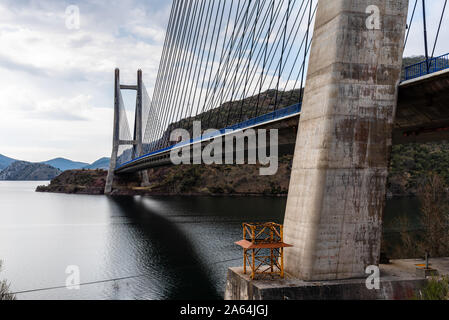 Moderne Hängebrücke über Behälter Los Barrios de Luna in Kastilien und Leon, Spanien. Stockfoto