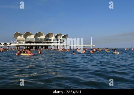 Touristen Baden im Meer Terrazza eine Stute, Lignano Sabbiadoro, Adria, Friaul Julisch Venetien, Italien Stockfoto