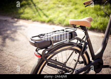 Batterie auf einem Elektrofahrrad, Belgien Stockfoto