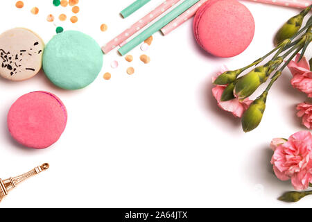 Komposition mit MACARONS von Pastelltönen, Blumen und Konfetti Stockfoto