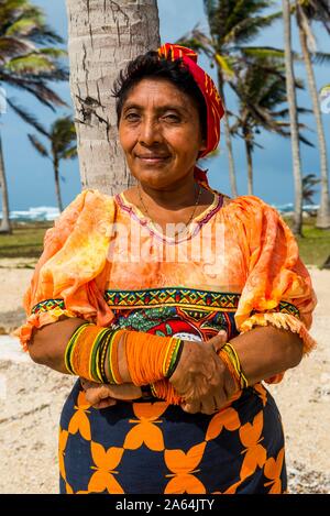 Traditionell gekleidete Kuna Yala Frau, Achutupu, San Blas Inseln, Kuna Yala, Panama Stockfoto