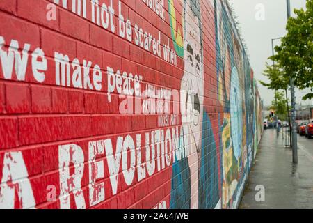 Wandbild, politische Graffiti an der Wand in West Belfast, Belfast, County Antrim, Nordirland, Vereinigtes Königreich Stockfoto