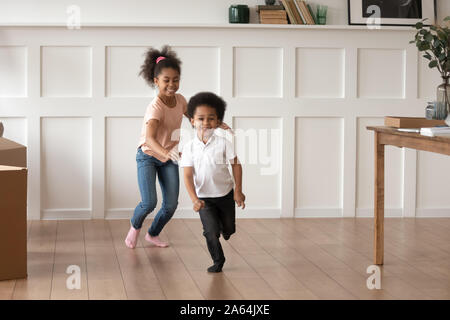 Aufgeregt vorschulkind Kinder haben Spaß zu Hause Stockfoto