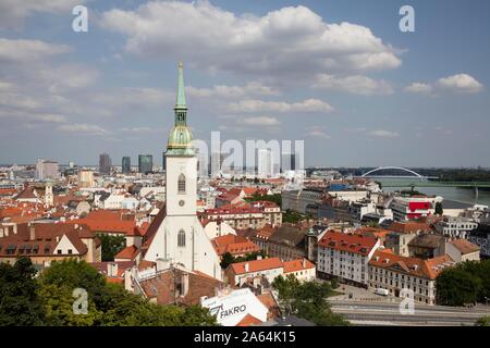 Blick auf die Stadt mit St. Martin's Cathedral, Blick vom Castle Hill, Bratislava, Slowakei Stockfoto