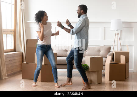 Gerne schwarz Paar tanzen im Wohnzimmer am Umzugstag Stockfoto