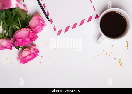 Kreative Komposition mit Rosen, Kaffee und Papier auf weißem Hintergrund Stockfoto