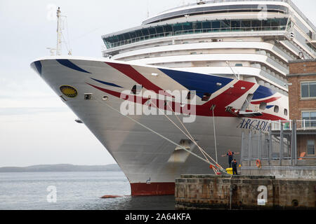 Ein Mann stellt durch das Kreuzfahrtschiff Arcadia, die in Halifax, Nova Scotia, günstig war, im Herbst Stockfoto