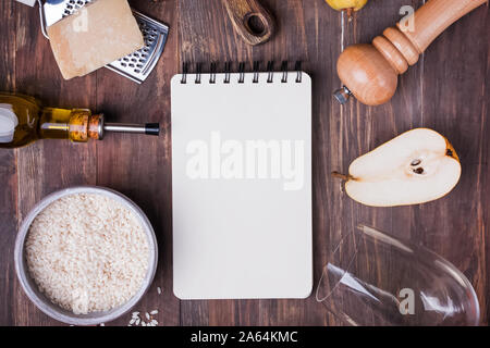 Zutaten zum Kochen Risotto mit Birne und Gorgonzola Käse auf hölzernen Tisch Stockfoto