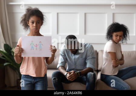 Verletzt wenig biracial Mädchen leiden unter Eltern Konflikt Stockfoto