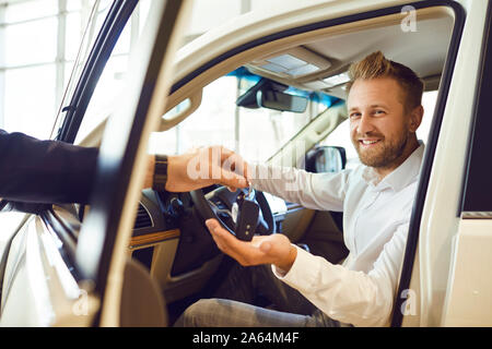 Auto Dealer, ein neues Auto zu einem Mann Stockfoto