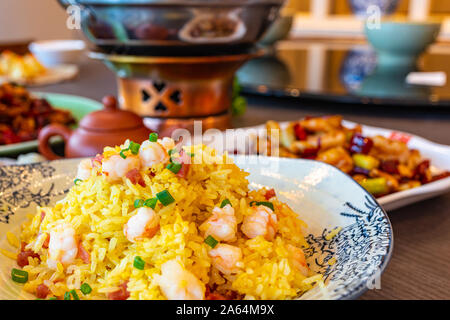 Asien Chinese China essen Küche. Authentische Yangzhou gebratener Reis mit Ei, frische Garnelen. Stockfoto