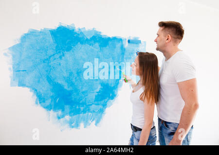 Junge Familie macht Reparaturen Stockfoto