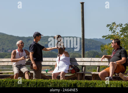 Milandes, Frankreich - 4 September, 2018: die Touristen sehen das Zeigen der Greifvögel im Chateau Les Milandes, eine Burg in der Dordogne, Aquitaine, F Stockfoto