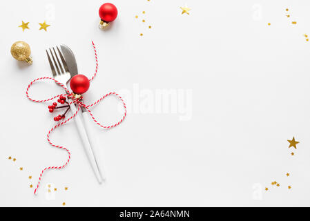 Weihnachten Tischdekoration mit goldenen und roten Verzierungen auf weißen, Flach, kopieren. Christmas Dinner, party Design, Konzept-Tabelle Einstellung mit Fes Stockfoto