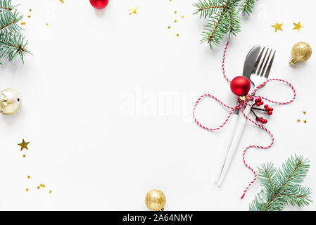 Weihnachten Tischdekoration mit Fir-Zweig und roten Verzierungen auf weißen, Flach, kopieren. Christmas Dinner, party Design, Konzept-Tabelle festlegen mit Stockfoto