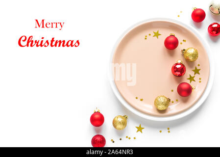 Weihnachten Komposition mit goldenen und roten festliche Bälle und Sterne auf Platte, auf weißen, Flach, kopieren Raum isoliert. Christmas Dinner, party Design, c Stockfoto