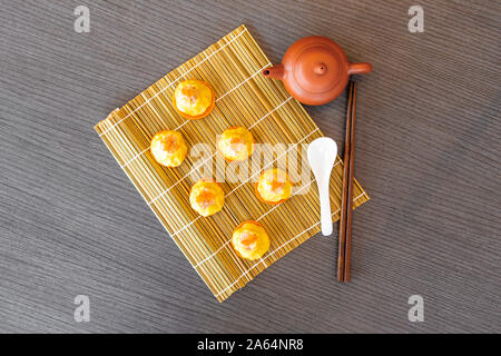 Kantonesische Dim Sum essen Küche. Frische Garnelen siew Mai, Siu Mai, Shao Mai. Gedünsteter chinesischen Teigtaschen. Stockfoto