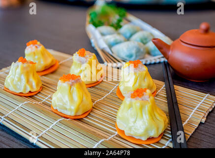 Kantonesische Dim Sum essen Küche. Frische Garnelen siew Mai, Siu Mai, Shao Mai. Gedünsteter chinesischen Teigtaschen. Stockfoto