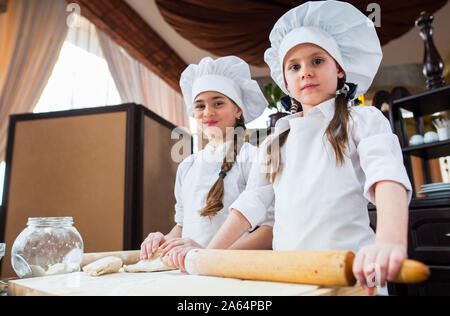 Zwei Mädchen machen Mehl Teig Stockfoto