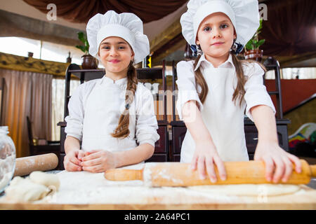 Zwei Mädchen machen Mehl Teig Stockfoto