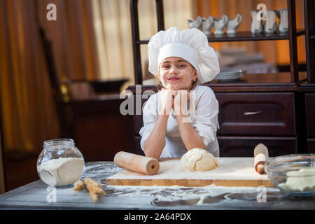 Zwei Mädchen machen Mehl Teig Stockfoto