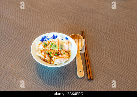 Chinesische Knödel in scharfe rote Chili Öl. Asien Chinese Chengdu Sichuan traditionelles Essen. Stockfoto
