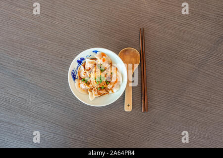 Chinesische Knödel in scharfe rote Chili Öl. Asien Chinese Chengdu Sichuan traditionelles Essen. Flach essen Fotografie. Stockfoto
