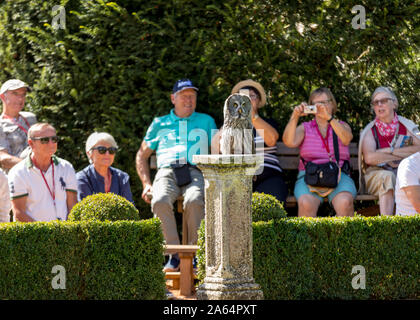 Milandes, Frankreich - 4 September, 2018: die Touristen sehen das Zeigen der Greifvögel im Chateau Les Milandes, eine Burg in der Dordogne, Aquitaine, F Stockfoto