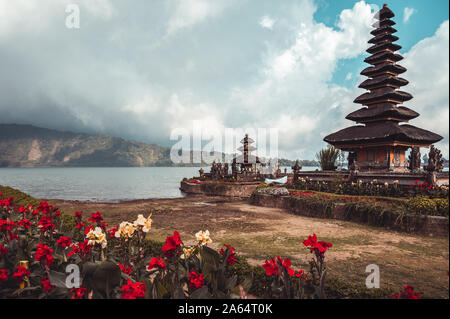 Pura Ulun Danu Bratan Tempel in der Nähe Beratan See in Bali Insel, Indonesien. Ikonisches Bild von Bali und Südostasien. Reise und Abenteuer Hintergrund. Stockfoto