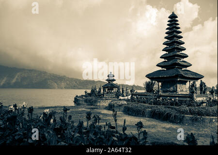 Pura Ulun Danu Bratan Tempel in der Nähe Beratan See in Bali Insel, Indonesien. Ikonisches Bild von Bali und Südostasien. Reise und Abenteuer Hintergrund. Stockfoto