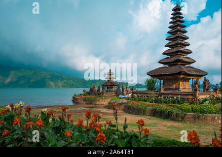 Pura Ulun Danu Bratan Tempel in der Nähe Beratan See in Bali Insel, Indonesien. Ikonisches Bild von Bali und Südostasien. Reise und Abenteuer Hintergrund. Stockfoto