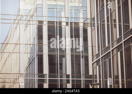Details mit dem Fenster und Wände aus Glas und Reflexionen in ihnen von einem Büro/business modernes Gebäude. Stockfoto