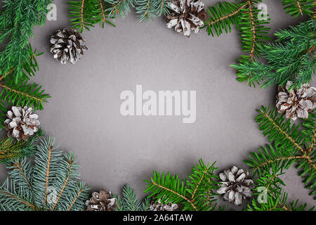 Kreative Weihnachten Rahmen mit Fir brunches grüne und blaue Farbe Stockfoto