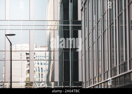 Details mit dem Fenster und Wände aus Glas und Reflexionen in ihnen von einem Büro/business modernes Gebäude. Stockfoto