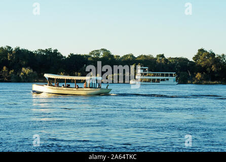 Touristischen Boote auf dem Zambezi River, in der Nähe von Livigstone, Sambia. Blick von Simbabwe Stockfoto