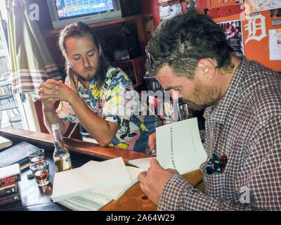 25. Juli 2014: Matthew Loflin Davis führt die Buchvorstellung und Buch autographierend Sitzung für seine neu veröffentlichten Buch "Junky Chronicles' bei der Jumbo Bar in der Cass Flur am 3736 Third Avenue in Detroit, Michigan 48201, USA. Stockfoto