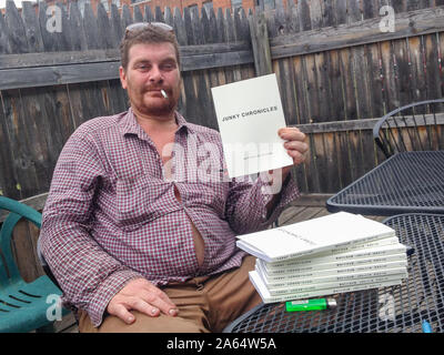 25. Juli 2014: Matthew Loflin Davis führt die Buchvorstellung und Buch autographierend Sitzung für seine neu veröffentlichten Buch "Junky Chronicles' bei der Jumbo Bar in der Cass Flur am 3736 Third Avenue in Detroit, Michigan 48201, USA. Stockfoto