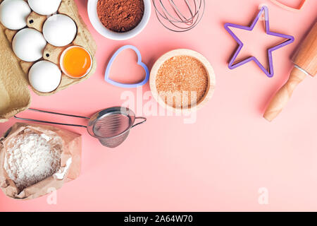 Werkzeuge und Zutaten für die Herstellung von süßen Backwaren wie Kuchen oder Muffins. Stockfoto