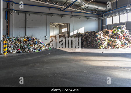 Papier gepresst Ballen an der modernen Abfall Gefährliche Verarbeitungsbetrieb. Separate Garbage Collection. Recycling und Lagerung von Abfällen für die weitere Entsorgung. Stockfoto